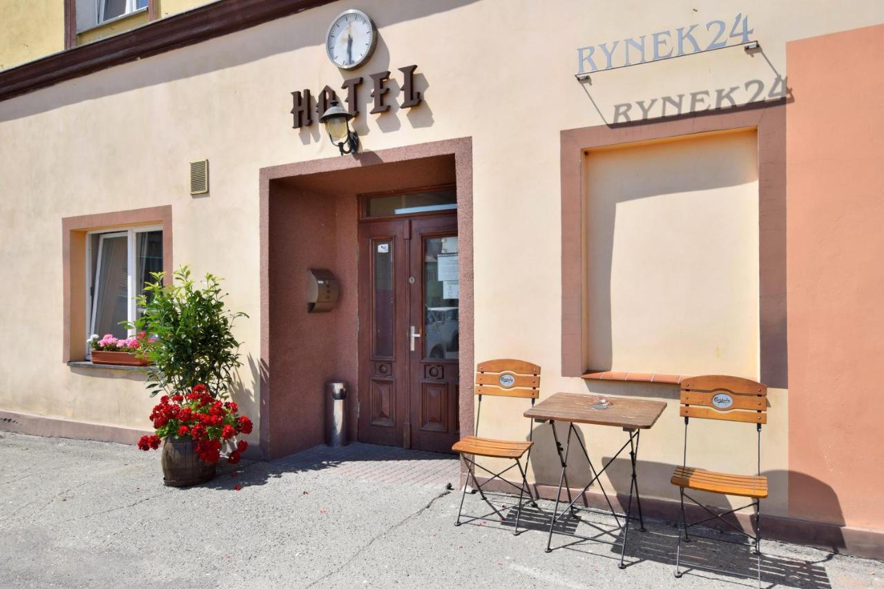 Hotel Stary Ratusz Kostomloty Exterior foto