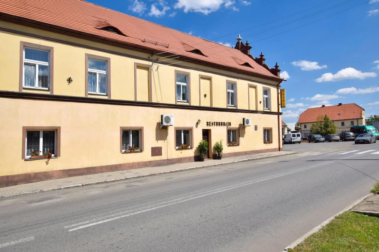 Hotel Stary Ratusz Kostomloty Exterior foto